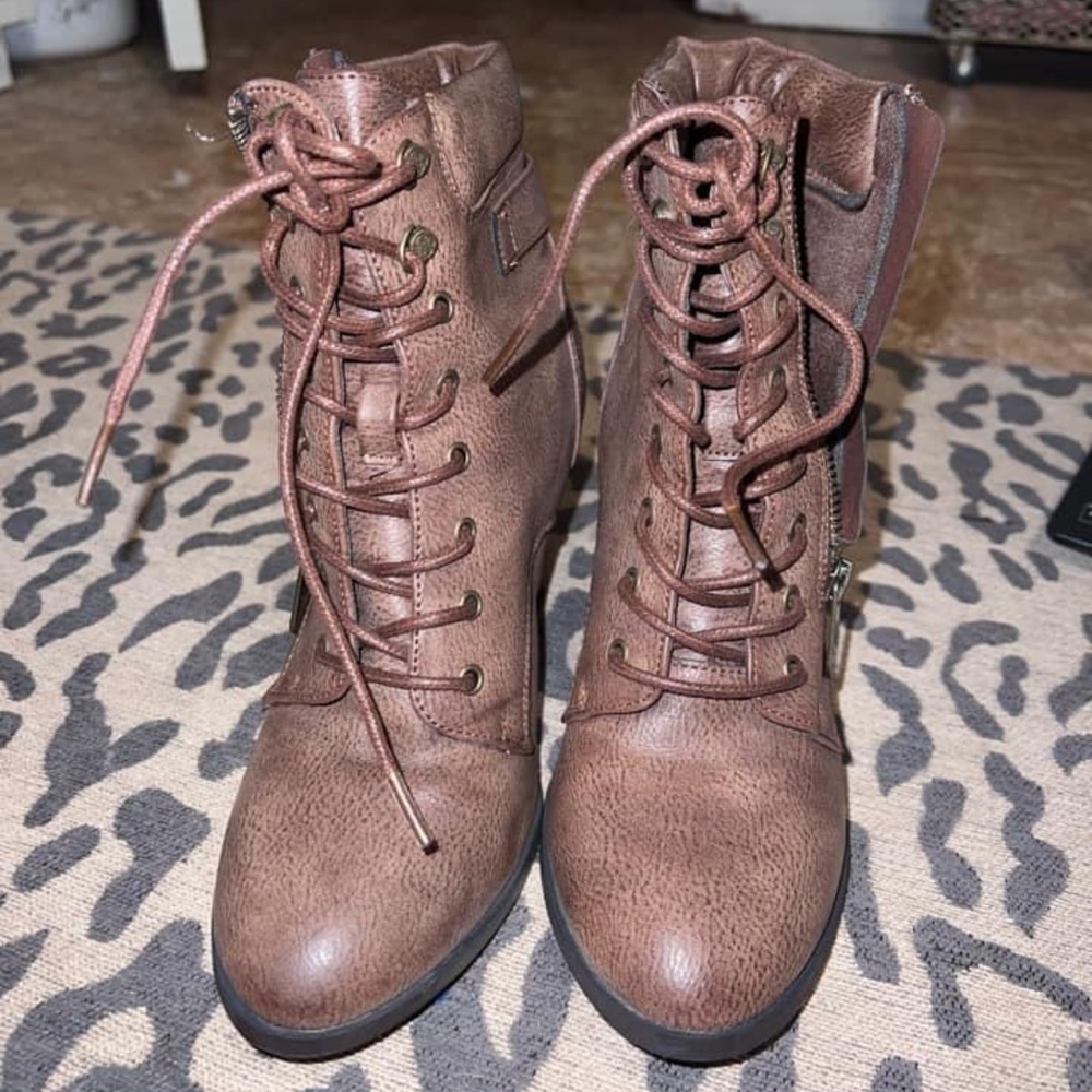 size 8 1/2 boots with heels perfect condition so cute on!!